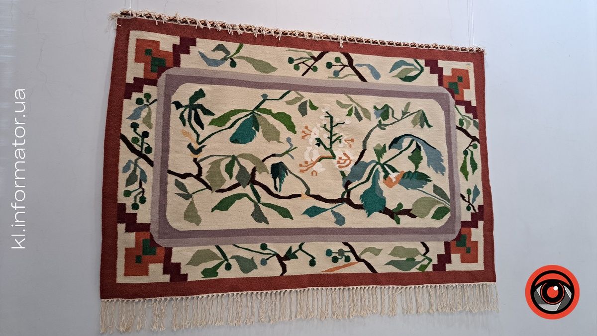 Не просто килими, а справжнє мистецтво та культурна спадщина: у музеї Коломиї відкрили міжнародну виставку 7