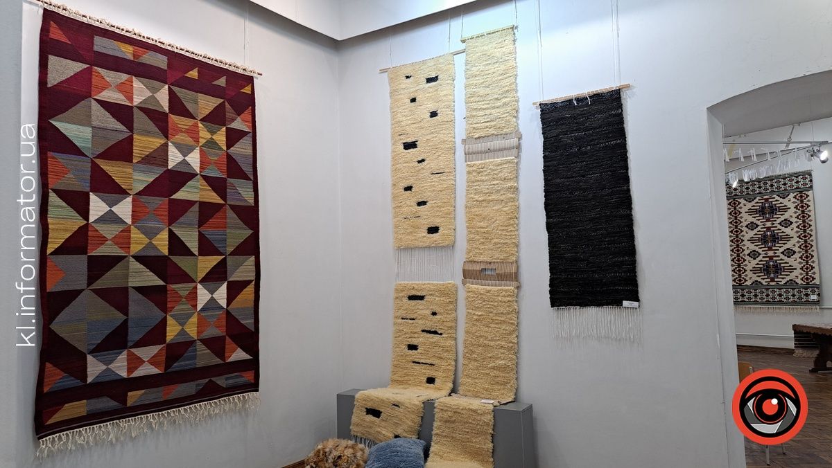 Не просто килими, а справжнє мистецтво та культурна спадщина: у музеї Коломиї відкрили міжнародну виставку 5