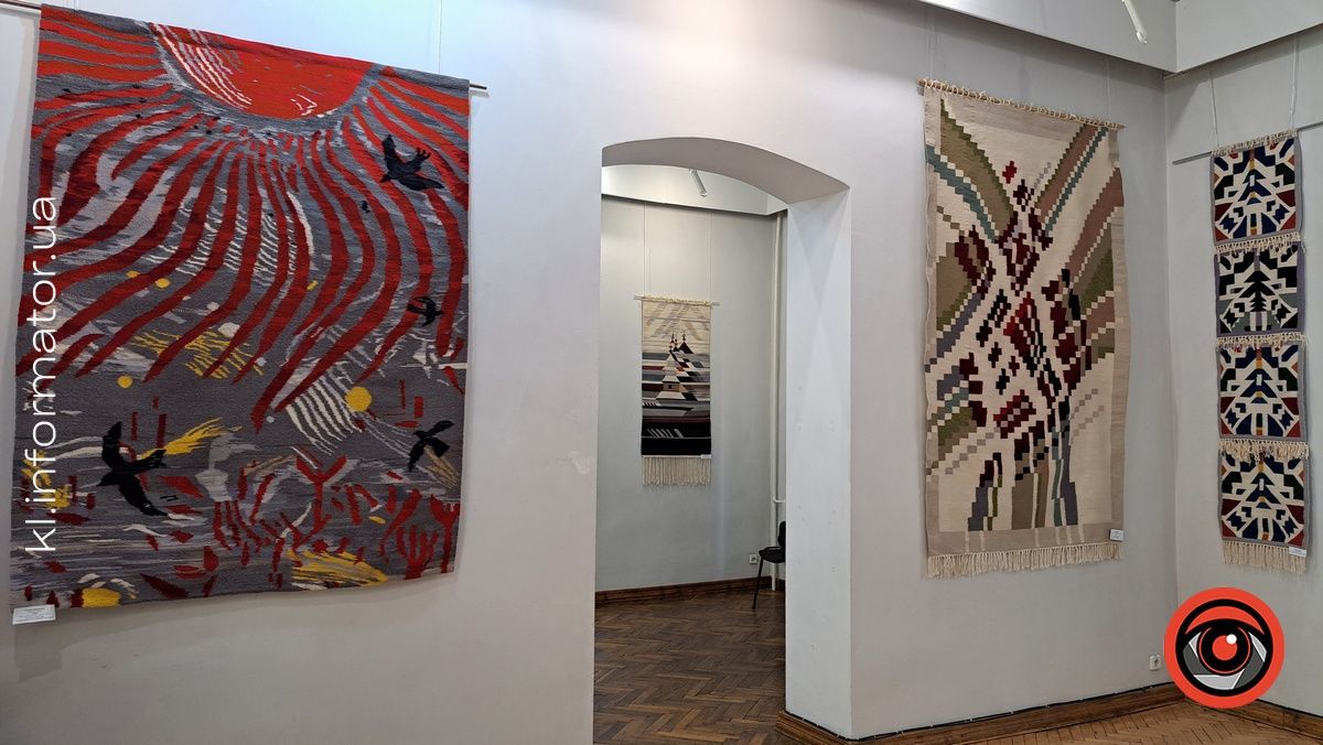 Не просто килими, а справжнє мистецтво та культурна спадщина: у музеї Коломиї відкрили міжнародну виставку 6