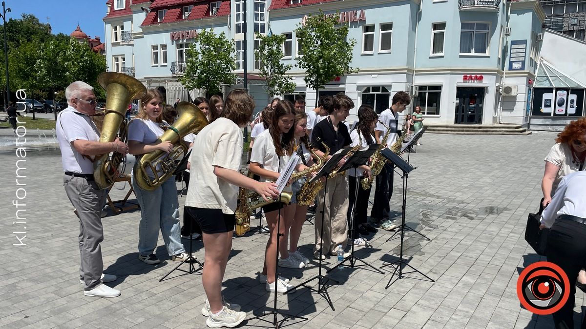 Оркестр Коломийської гімназії ім. Грушевського збирав кошти на потреби ЗСУ 3