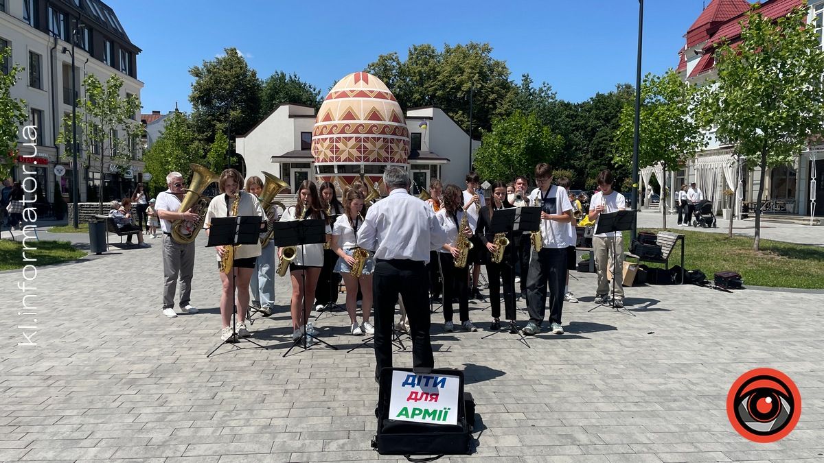 Музика заради перемоги: оркестр Коломийської гімназії ім. Грушевського зібрав кошти для захисників
