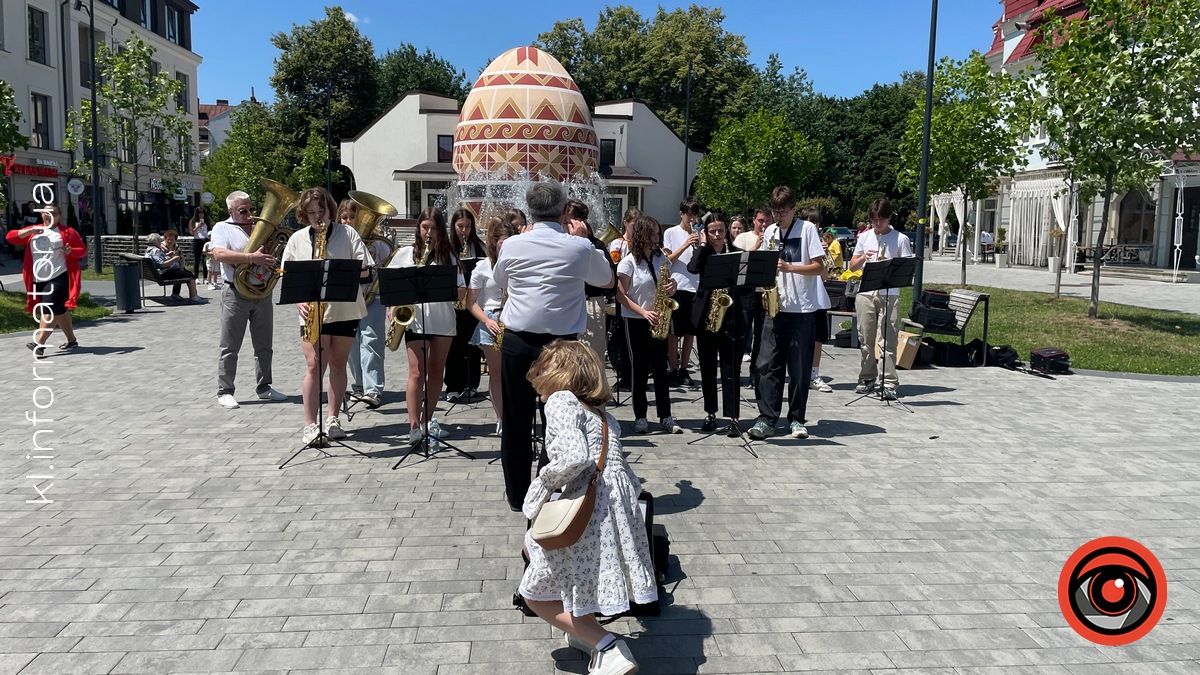 Оркестр Коломийської гімназії ім. Грушевського збирав кошти на потреби ЗСУ 2