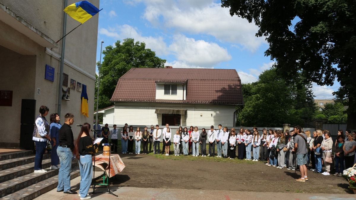 У Коломиї відкрили меморіальну дошку воїну Олександру Настащуку