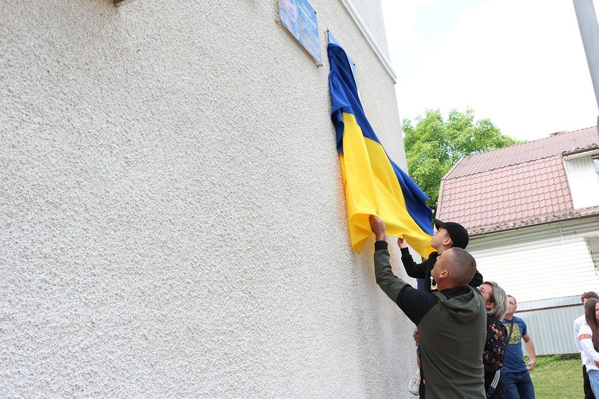 У Коломиї відкрили меморіальну дошку воїну Олександру Настащуку 2