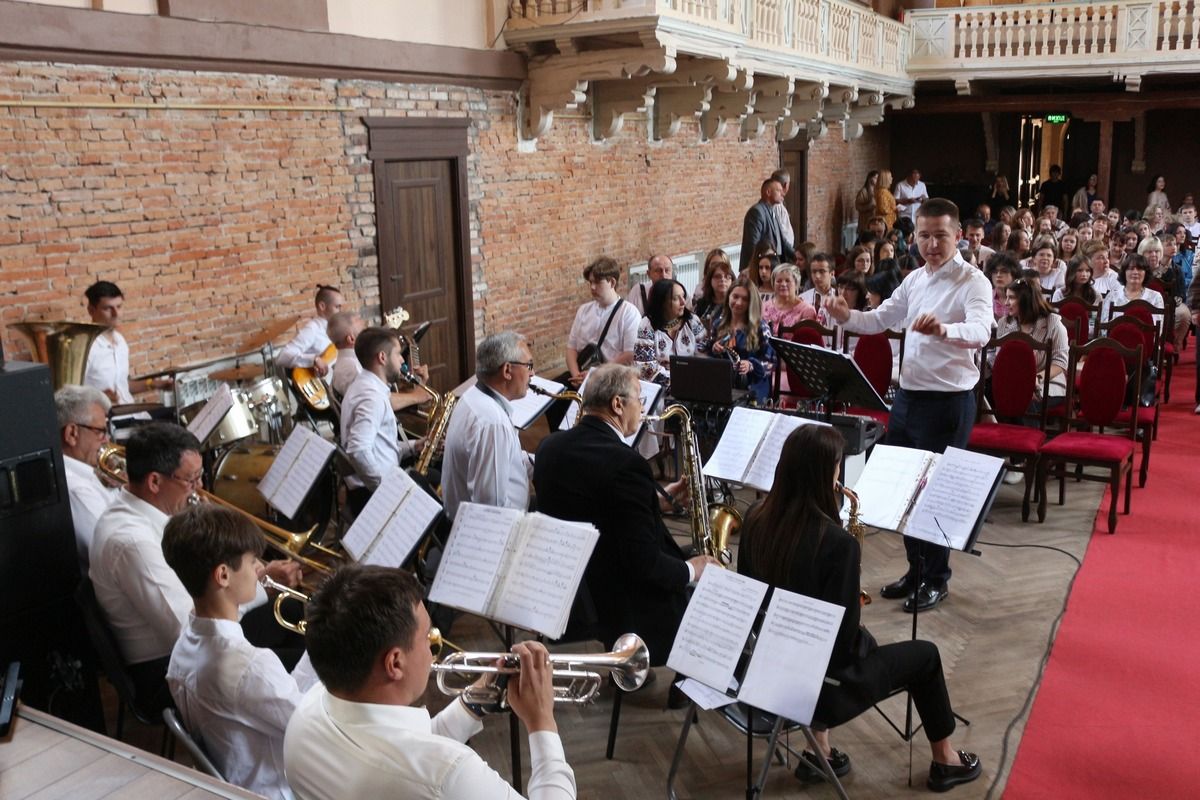 Плай успіху: у Коломиї відзначили кращих учнів 4