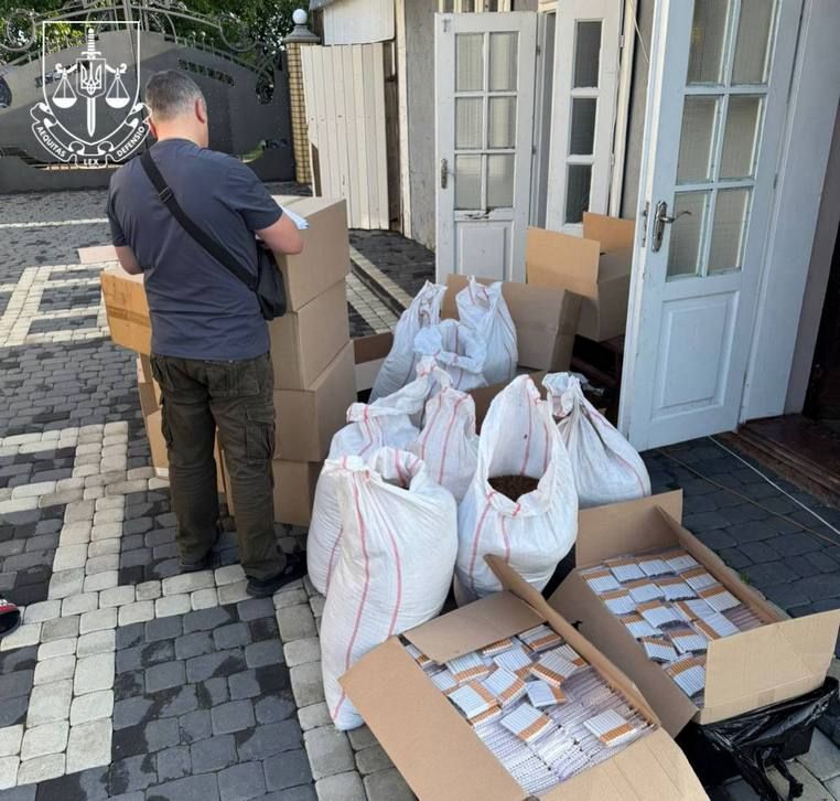 Мешканців Коломийщини викрили на масштабному виробництві тютюну та сигарет 1