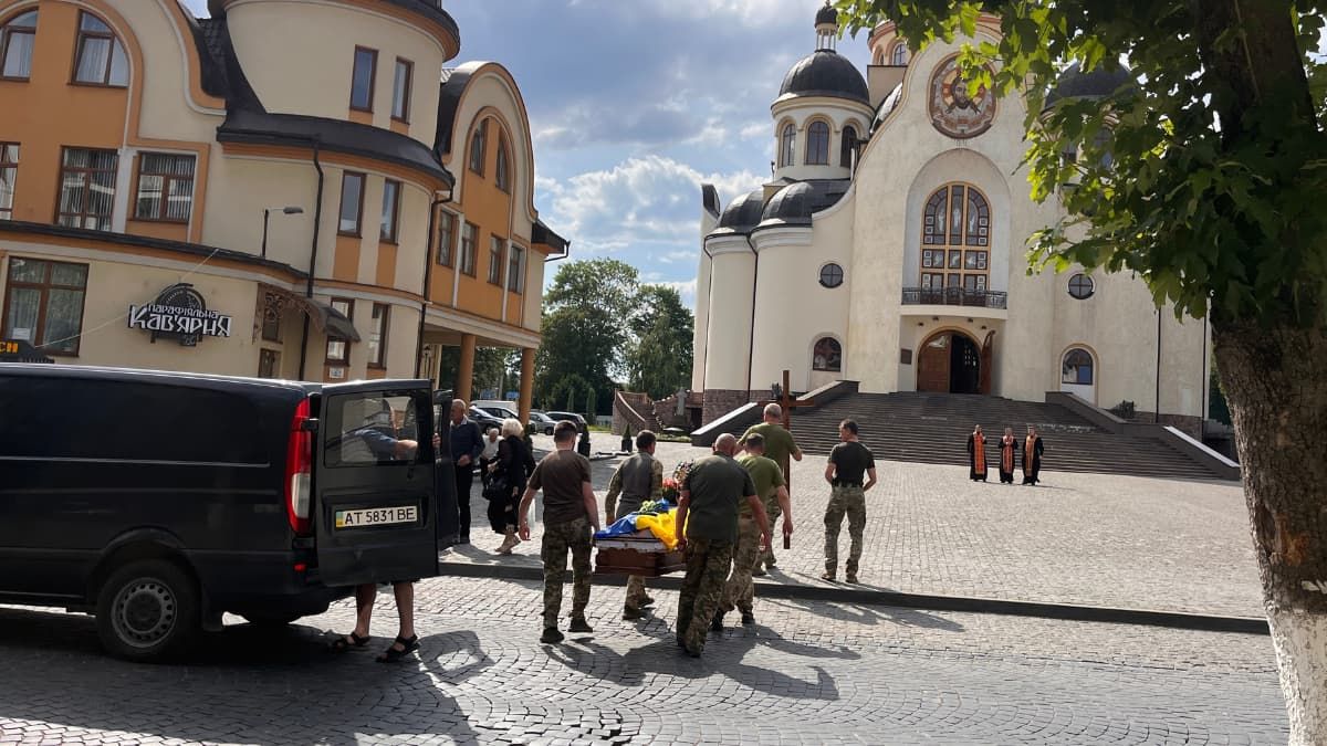 У Коломиї зустріли скорботний кортеж Героя Петра Солонинки 4