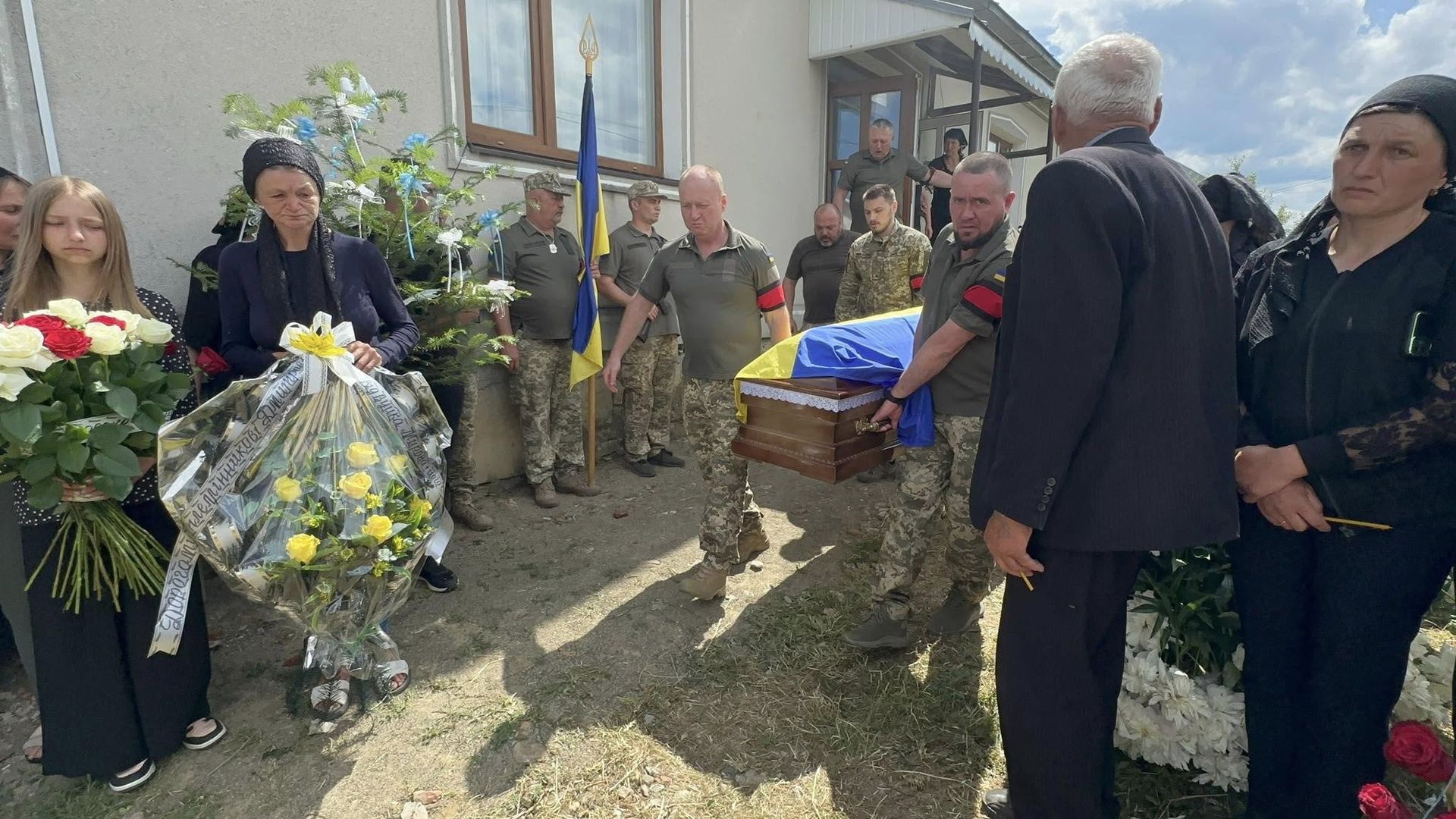 На Надвірнянщині провели в останню дорогу Героя Дмитра Ковалюка 7