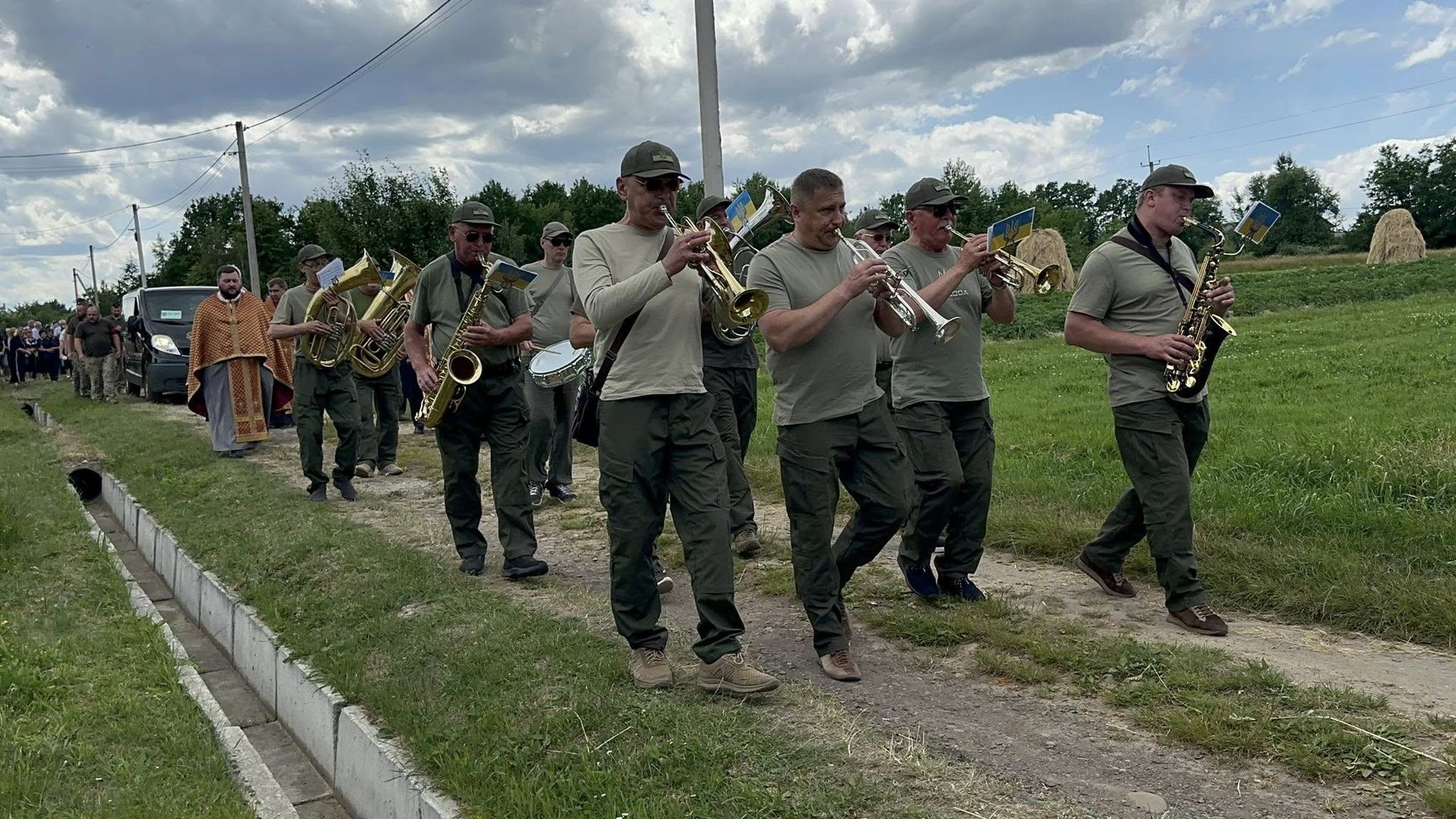 На Надвірнянщині провели в останню дорогу Героя Дмитра Ковалюка 6