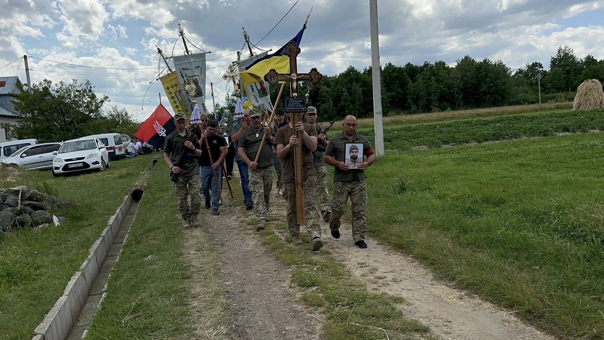 На Надвірнянщині провели в останню дорогу Героя Дмитра Ковалюка 3