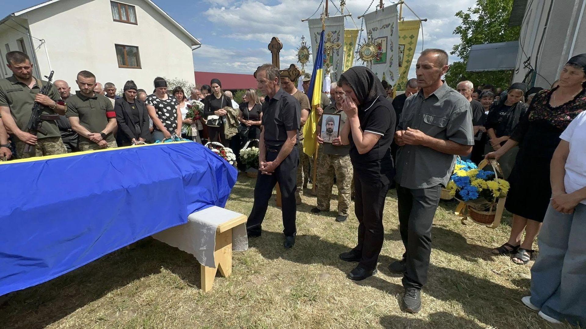 На Надвірнянщині провели в останню дорогу Героя Дмитра Ковалюка 8