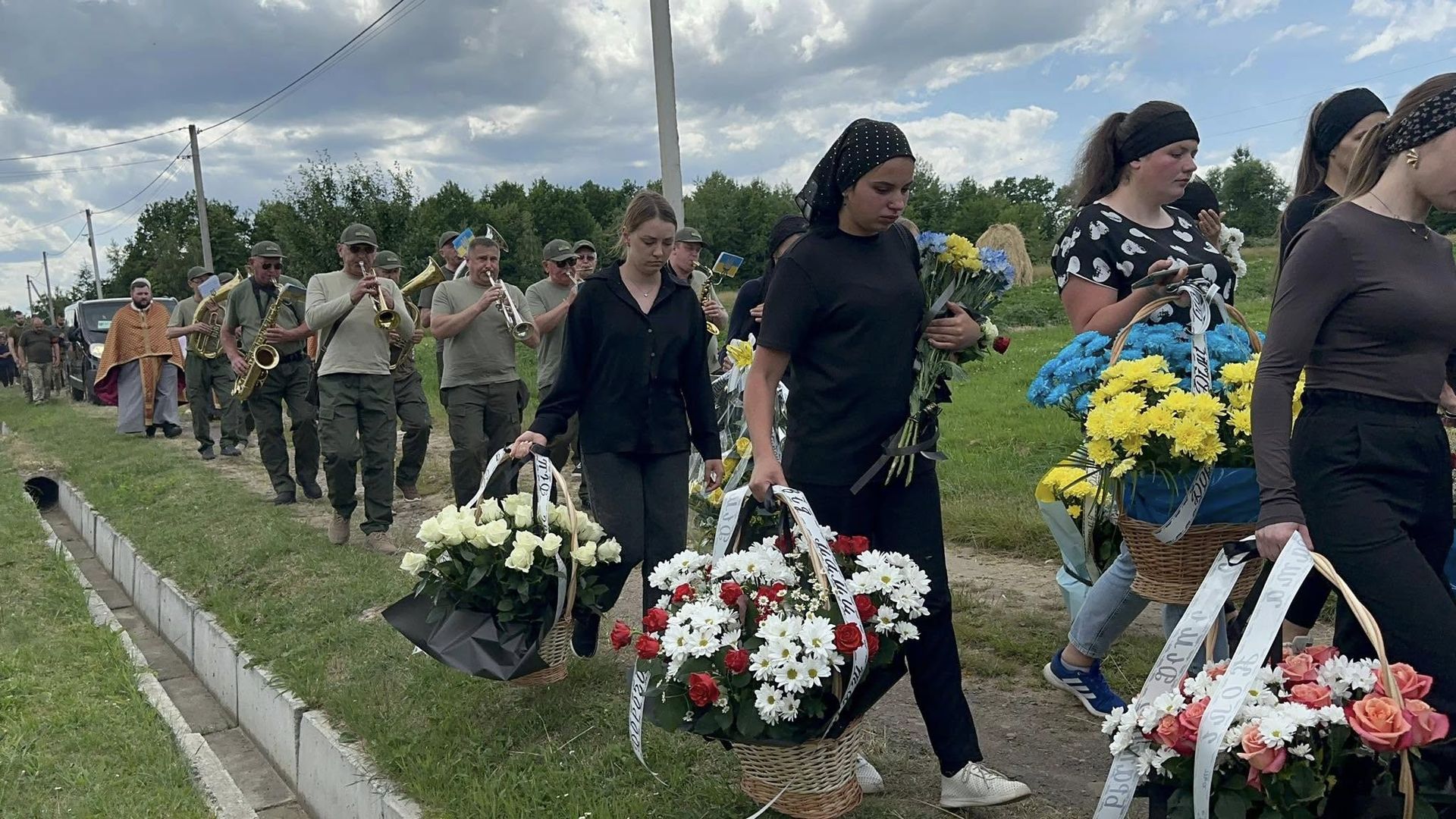 На Надвірнянщині провели в останню дорогу Героя Дмитра Ковалюка 5
