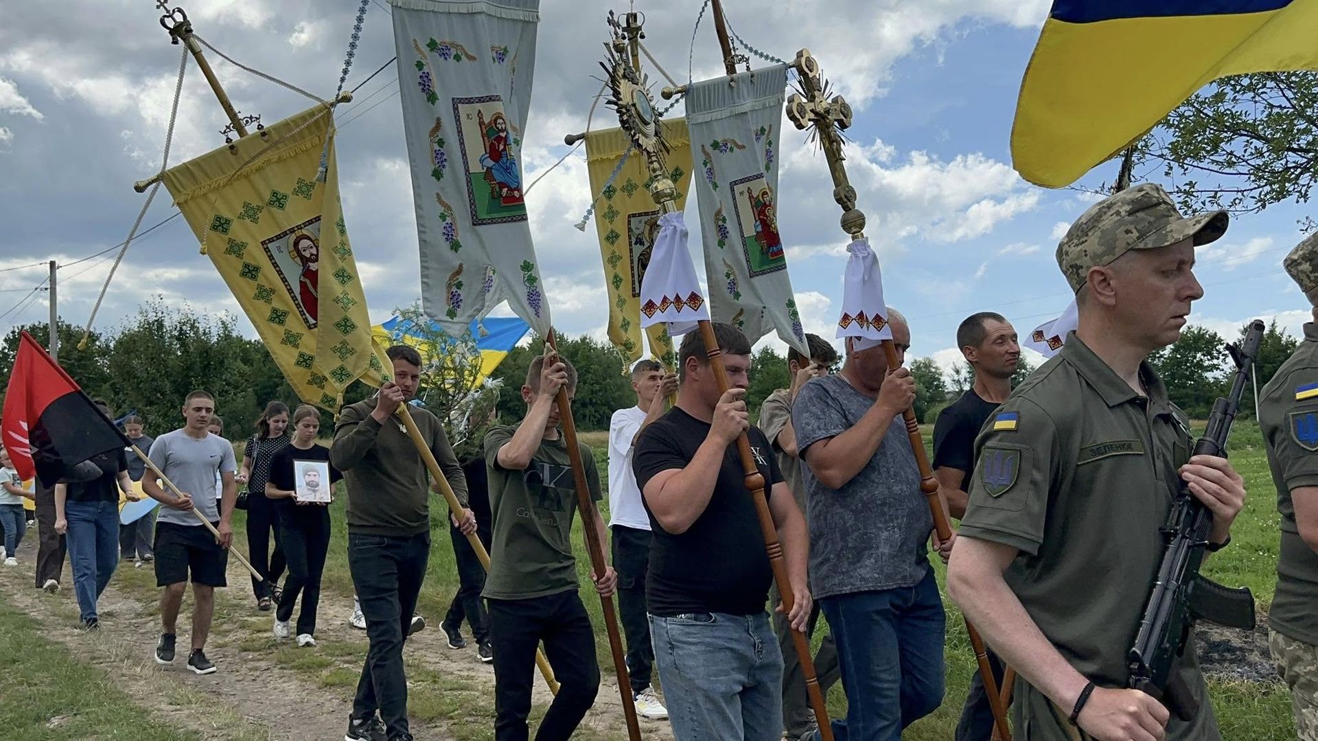На Надвірнянщині провели в останню дорогу Героя Дмитра Ковалюка 2