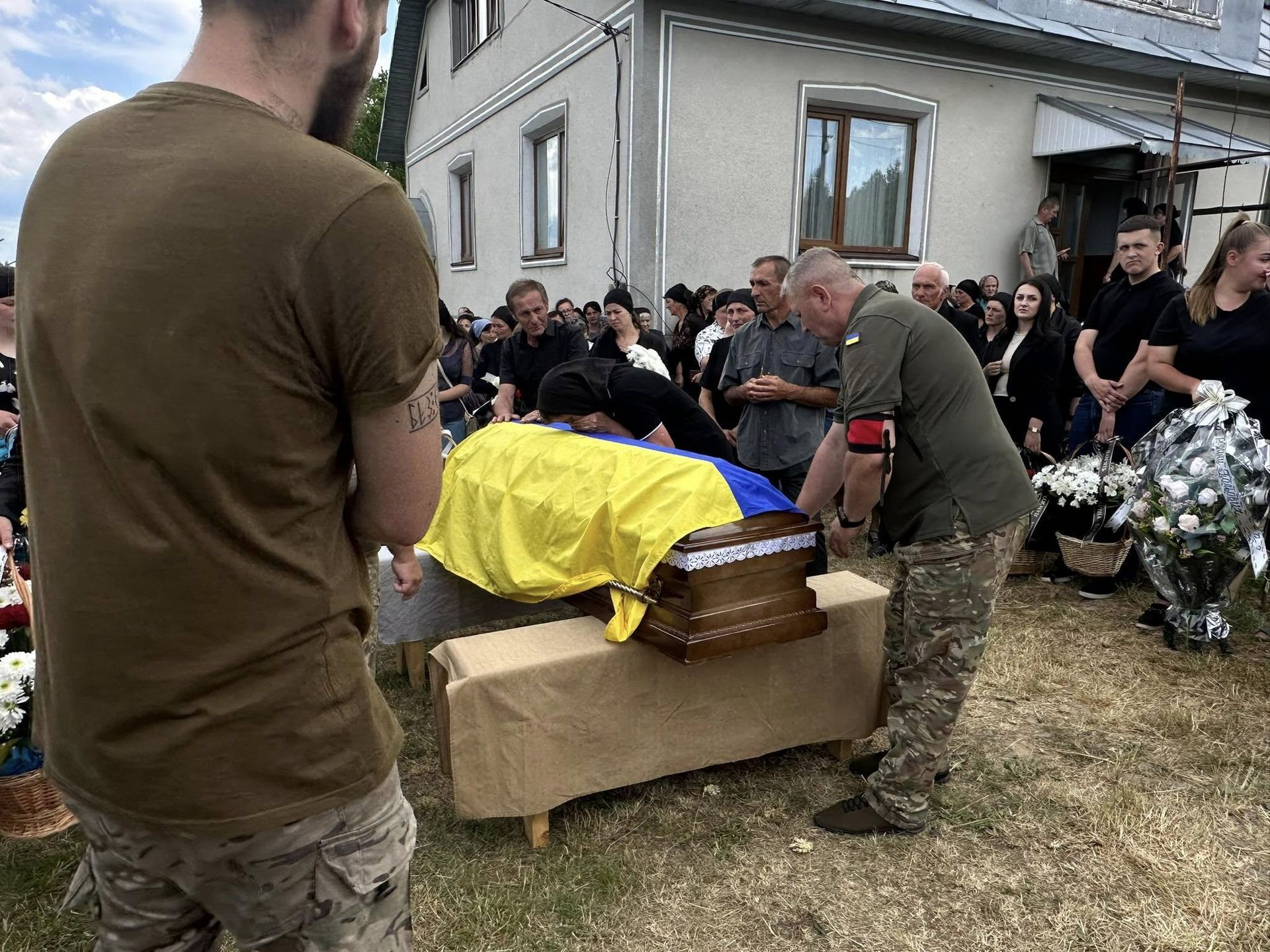 На Надвірнянщині провели в останню дорогу Героя Дмитра Ковалюка 11