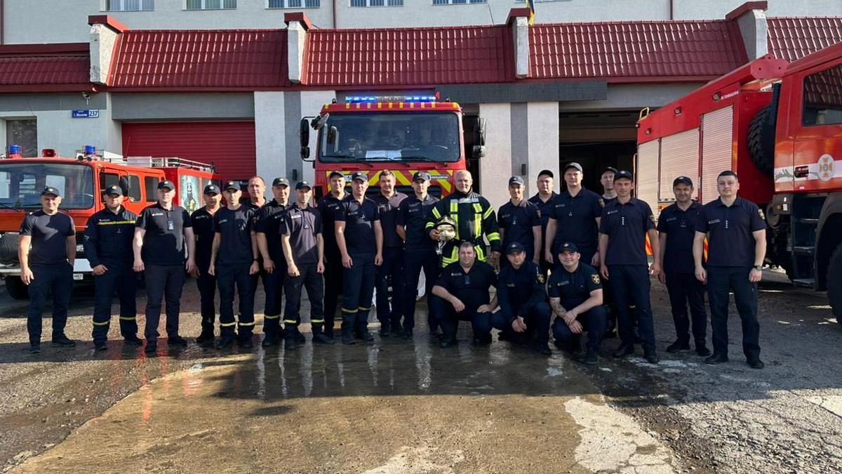 Під виття сирен і потоки води у Коломиї рятувальника провели на пенсію