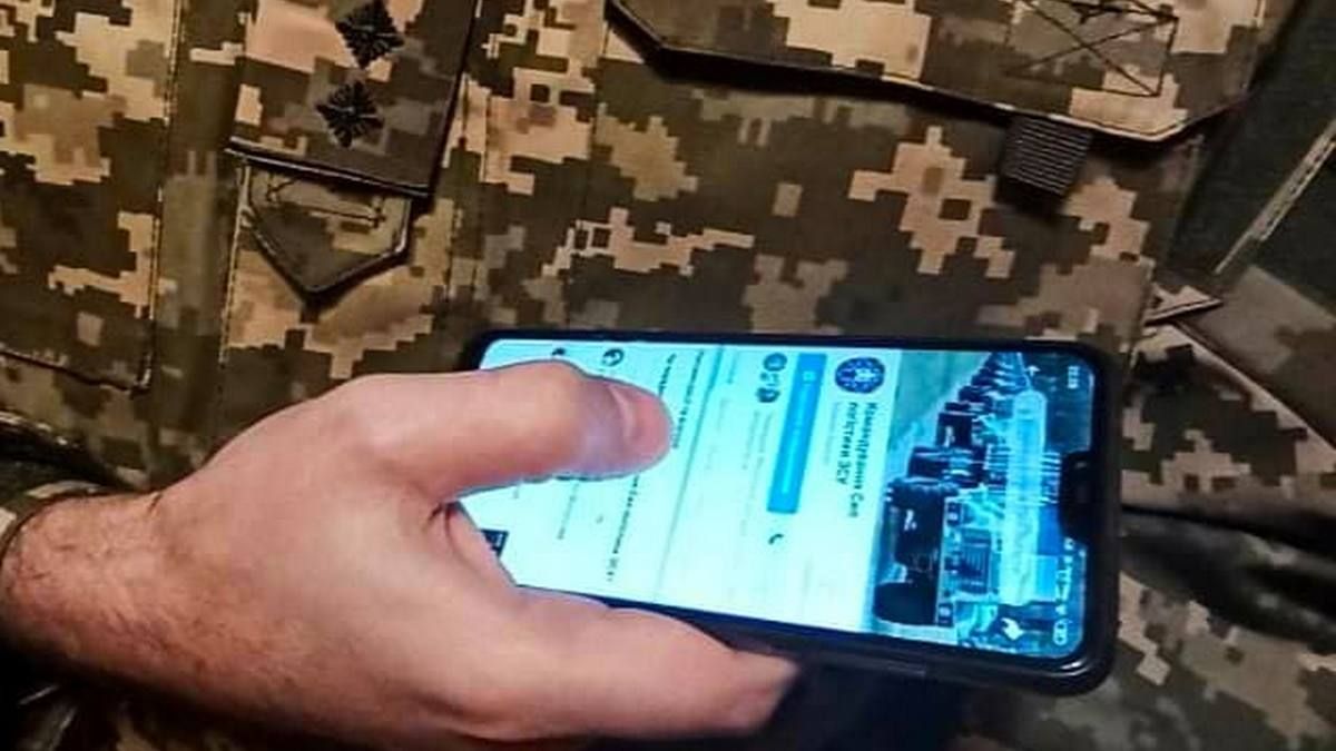 У Коломийському ТЦК відбирають мобільні телефони. Чи законно це?