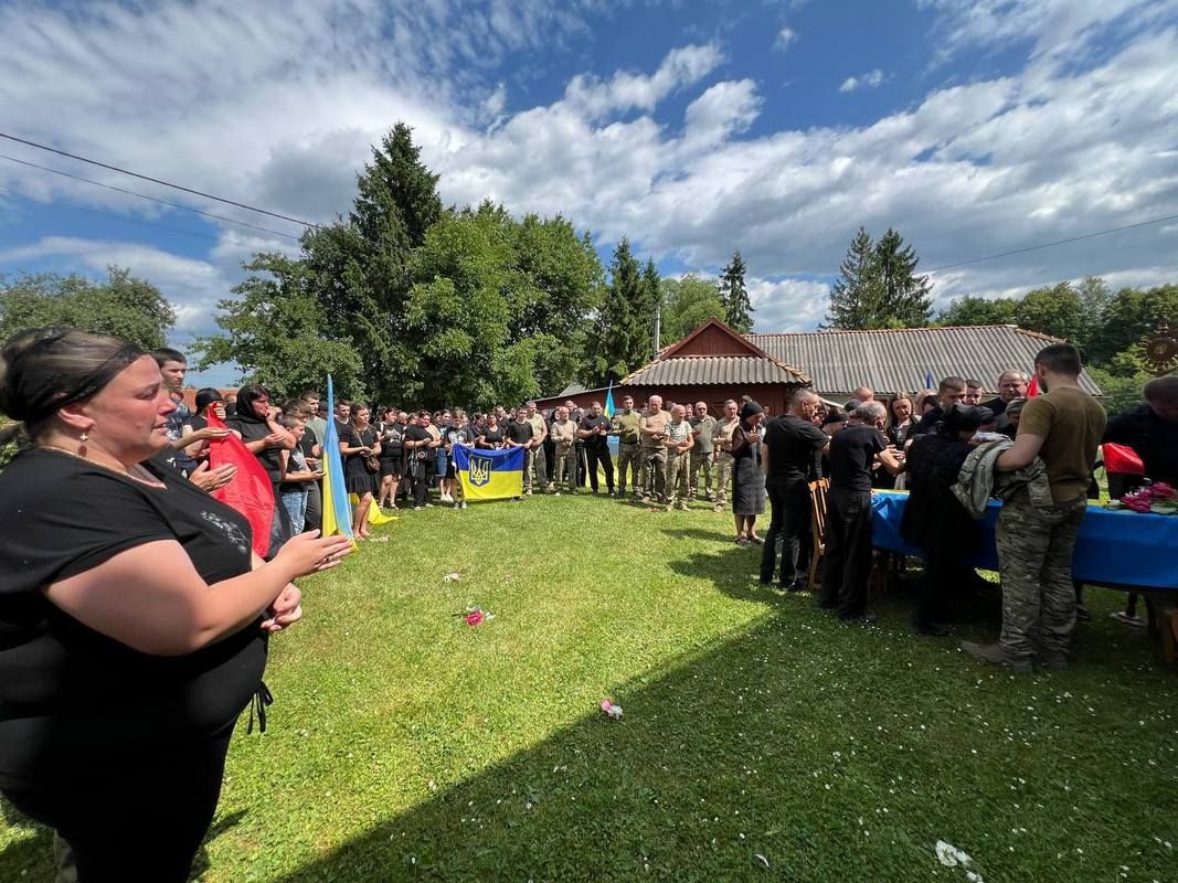 Косівщина у скорботі: "на щиті" повернувся молодий захисник Роман Добровольський 21