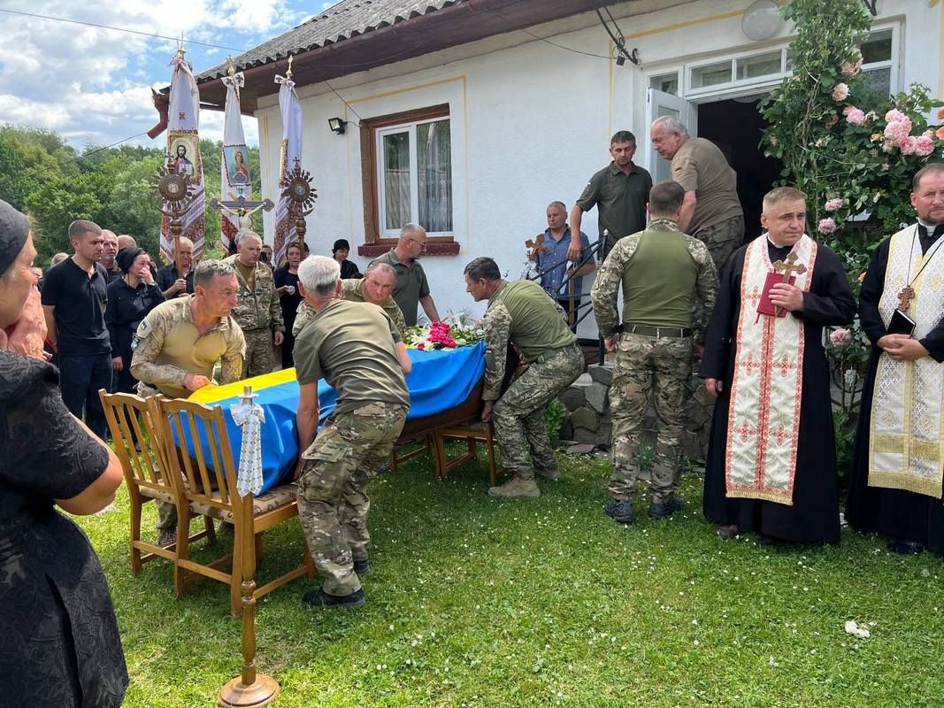 Косівщина у скорботі: "на щиті" повернувся молодий захисник Роман Добровольський 20