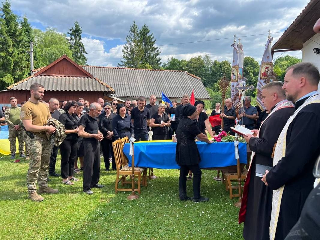 Косівщина у скорботі: "на щиті" повернувся молодий захисник Роман Добровольський 19