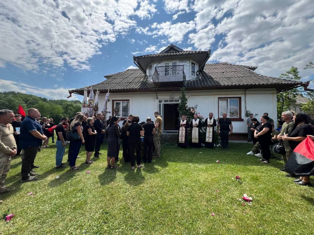 Косівщина у скорботі: "на щиті" повернувся молодий захисник Роман Добровольський 18