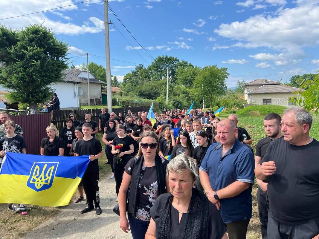 Косівщина у скорботі: "на щиті" повернувся молодий захисник Роман Добровольський 17