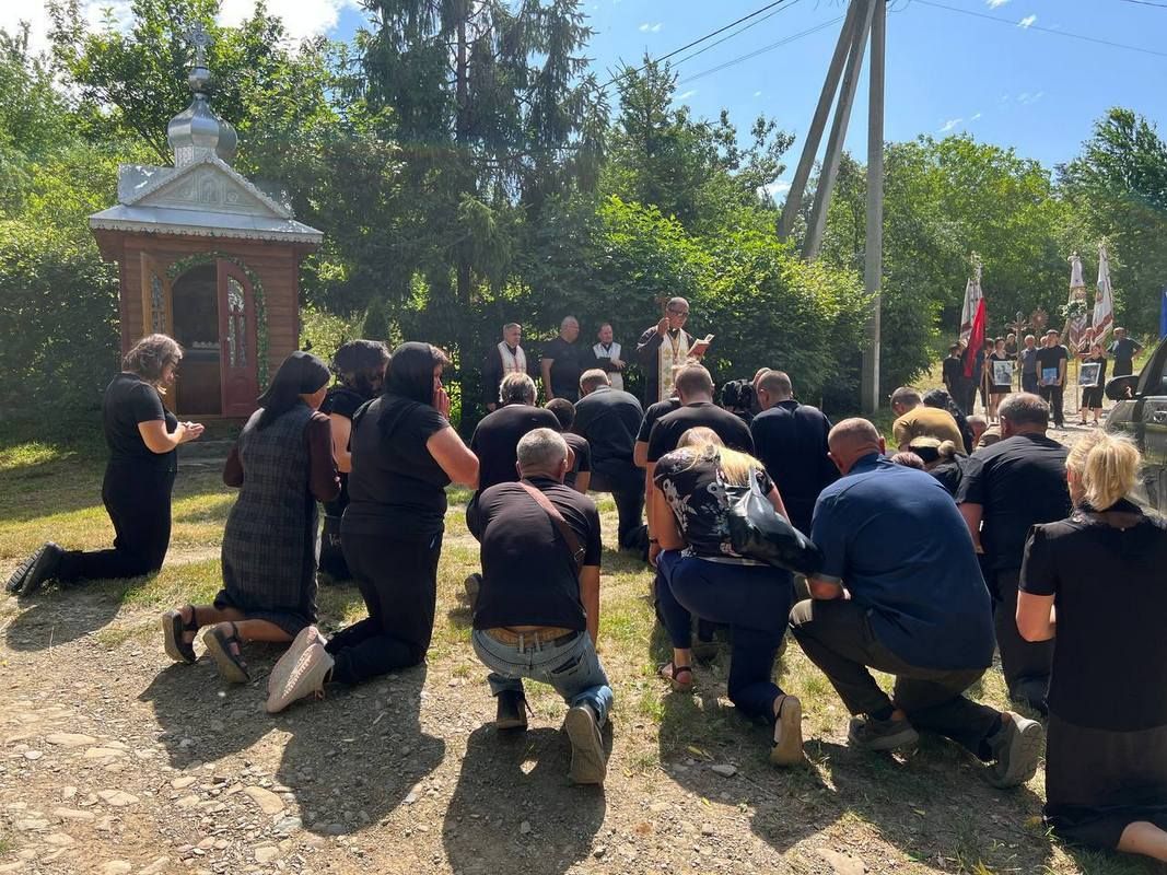 Косівщина у скорботі: "на щиті" повернувся молодий захисник Роман Добровольський 16