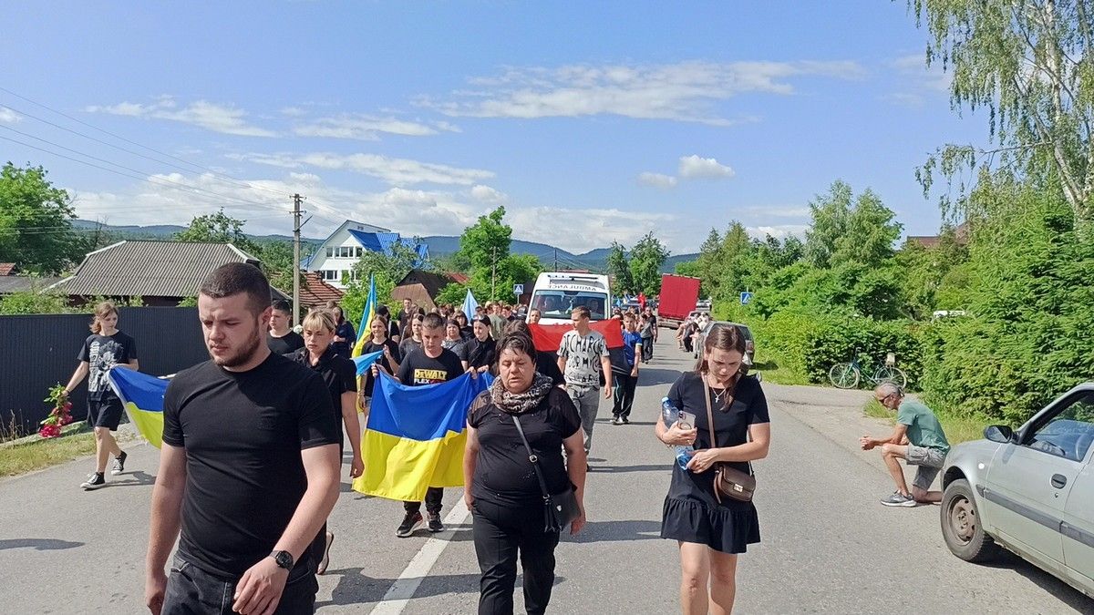 Косівщина у скорботі: "на щиті" повернувся молодий захисник Роман Добровольський 15