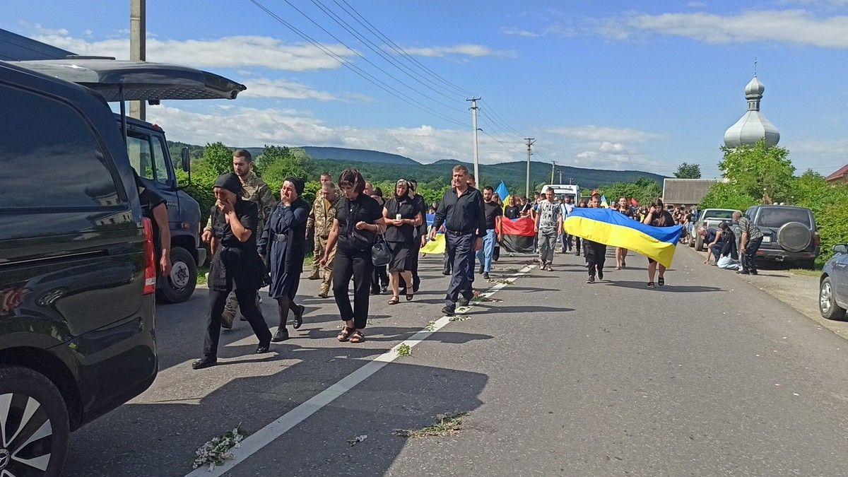 Косівщина у скорботі: "на щиті" повернувся молодий захисник Роман Добровольський 14