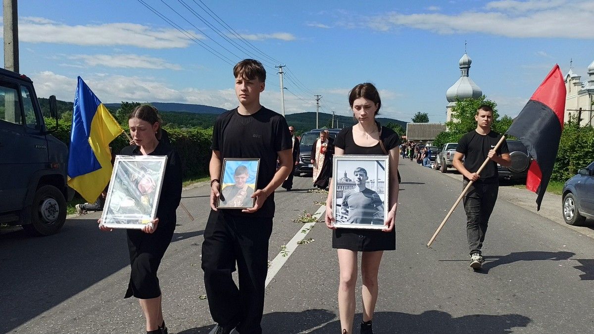 Косівщина у скорботі: "на щиті" повернувся молодий захисник Роман Добровольський 13