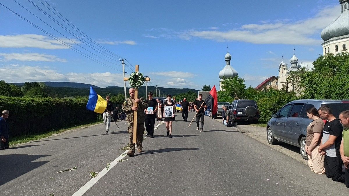 Косівщина у скорботі: "на щиті" повернувся молодий захисник Роман Добровольський 12