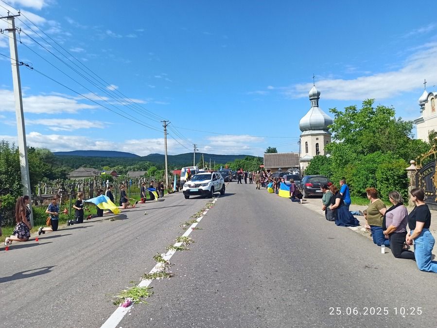 Косівщина у скорботі: "на щиті" повернувся молодий захисник Роман Добровольський 11
