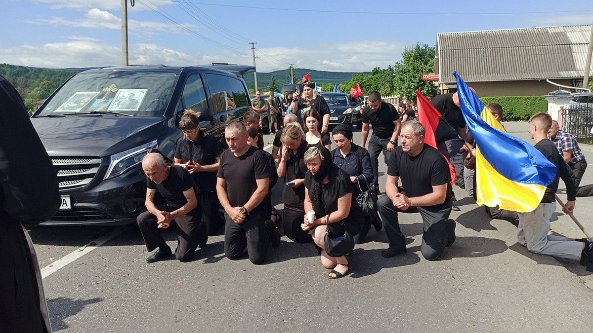 Косівщина у скорботі: "на щиті" повернувся молодий захисник Роман Добровольський 10