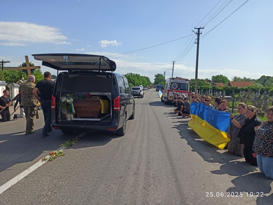 Косівщина у скорботі: "на щиті" повернувся молодий захисник Роман Добровольський 8