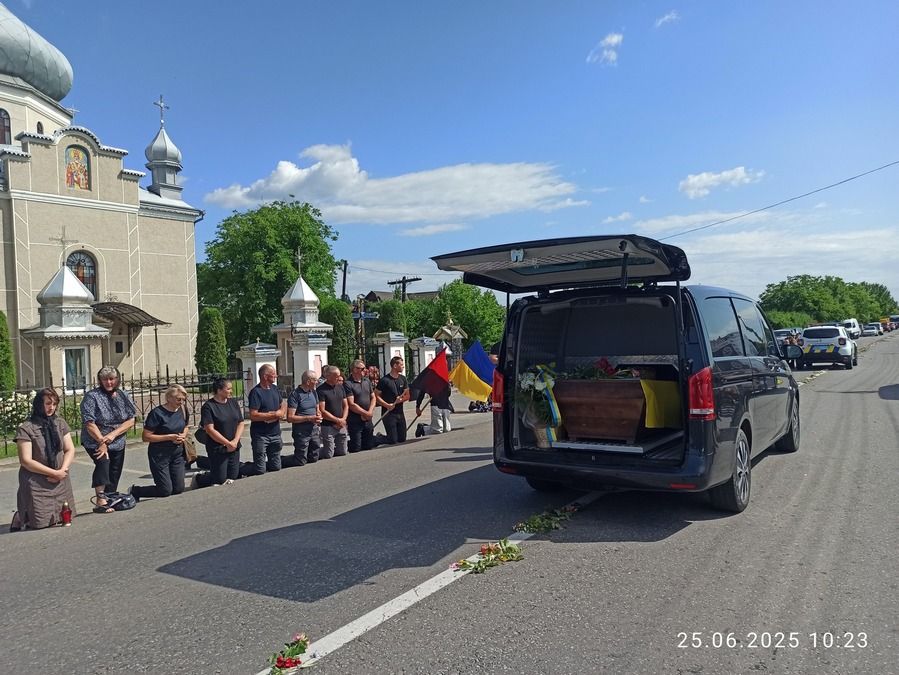 Косівщина у скорботі: "на щиті" повернувся молодий захисник Роман Добровольський 9