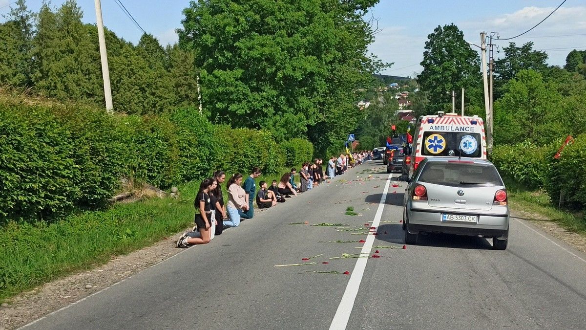 Косівщина у скорботі: "на щиті" повернувся молодий захисник Роман Добровольський 5