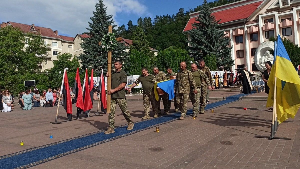 Косівщина у скорботі: "на щиті" повернувся молодий захисник Роман Добровольський