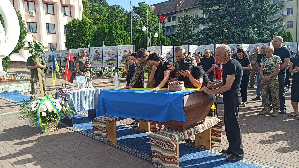 Косівщина у скорботі: "на щиті" повернувся молодий захисник Роман Добровольський 3