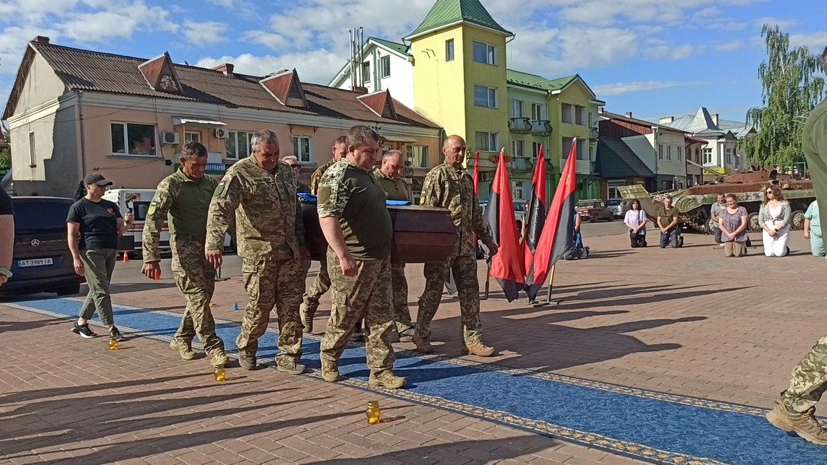 Косівщина у скорботі: "на щиті" повернувся молодий захисник Роман Добровольський 2