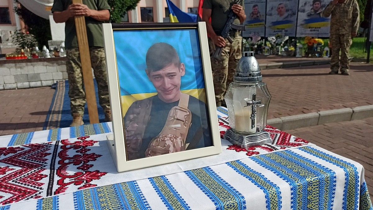 Косівщина у скорботі: "на щиті" повернувся молодий захисник Роман Добровольський 4