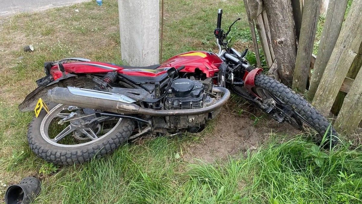 На Коломийщині неповнолітній на мотоциклі влетів у "Ладу". Мама постала перед судом