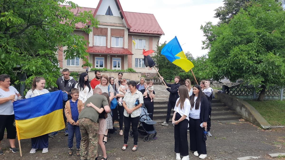З ворожого полону до рідної домівки повернувся захисник Іван Копильців 8