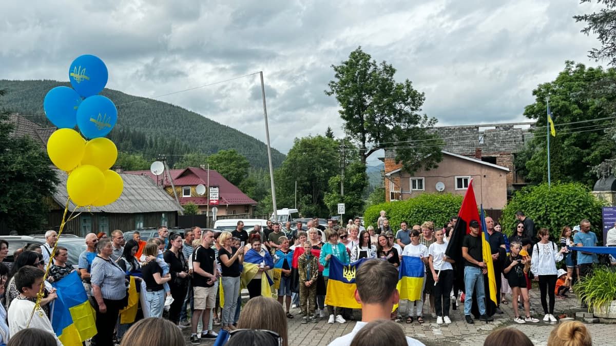 У Ворохті урочисто зустріли звільненого з полону воїна Юрія Варцаб'юка