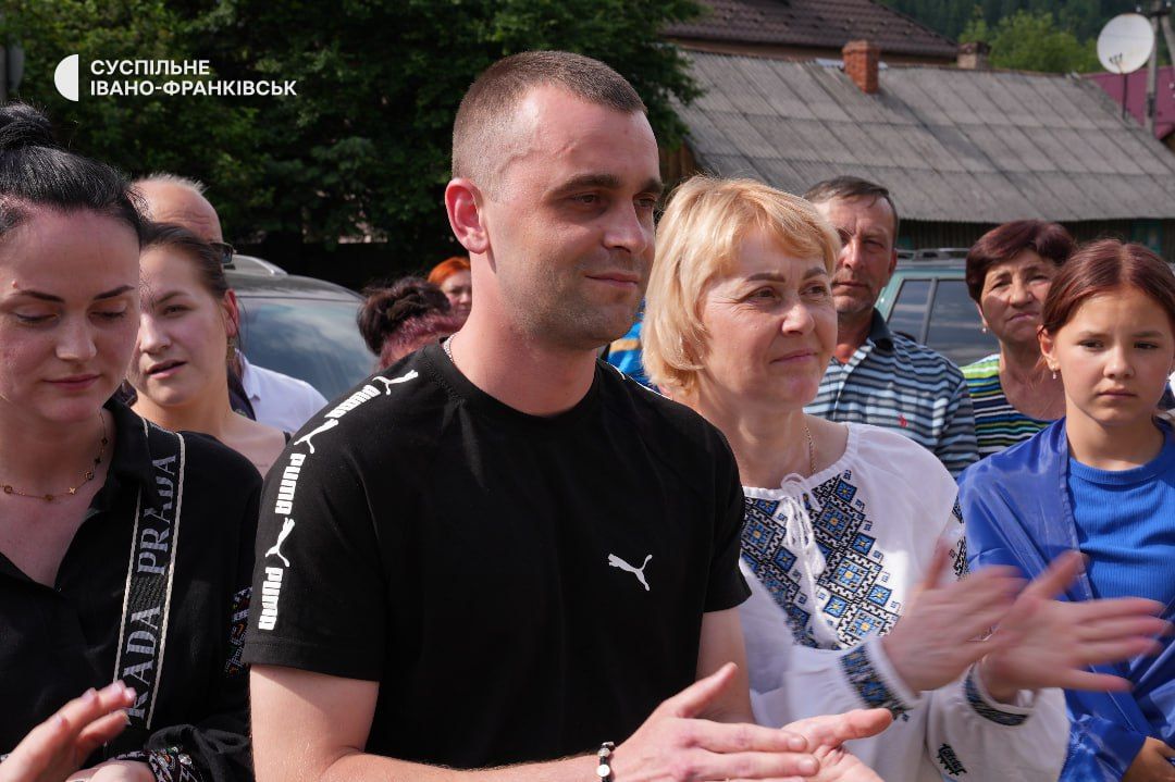 У Ворохті урочисто зустріли звільненого з полону воїна Юрія Варцаб'юка 1