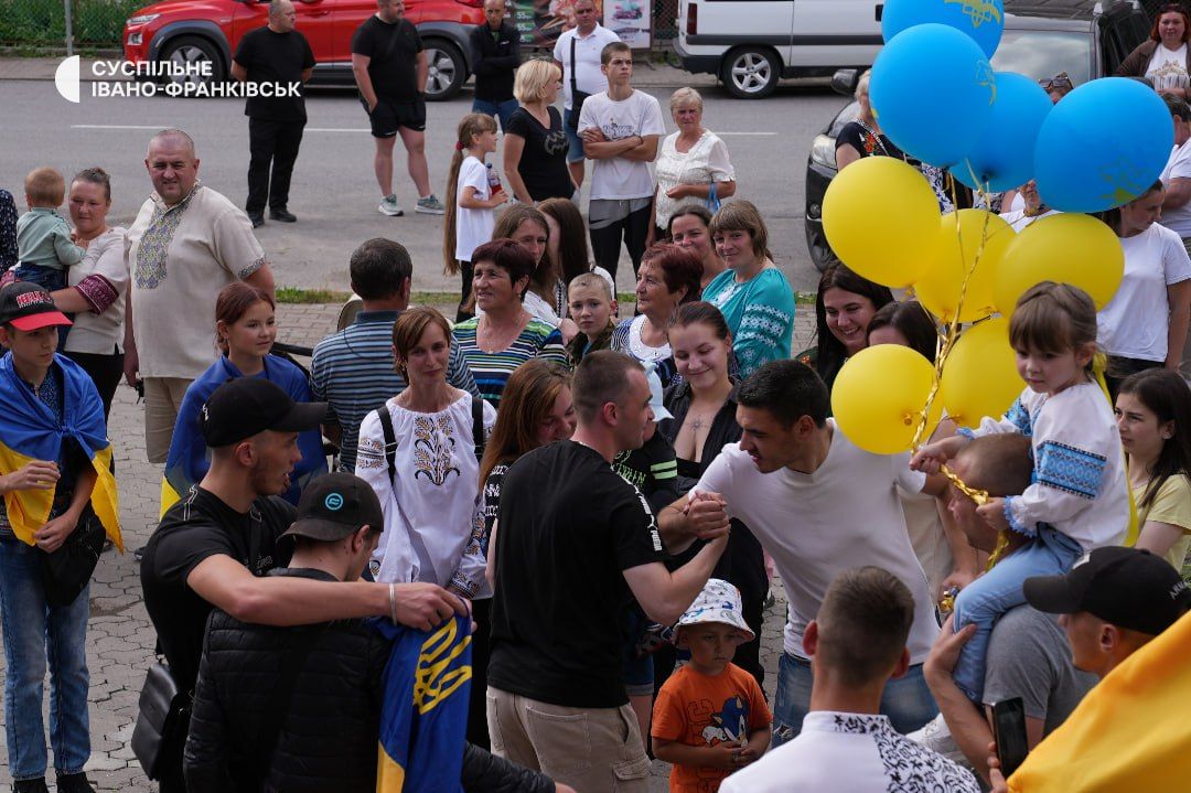 У Ворохті урочисто зустріли звільненого з полону воїна Юрія Варцаб'юка 3