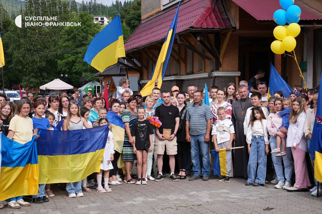 У Ворохті урочисто зустріли звільненого з полону воїна Юрія Варцаб'юка 5