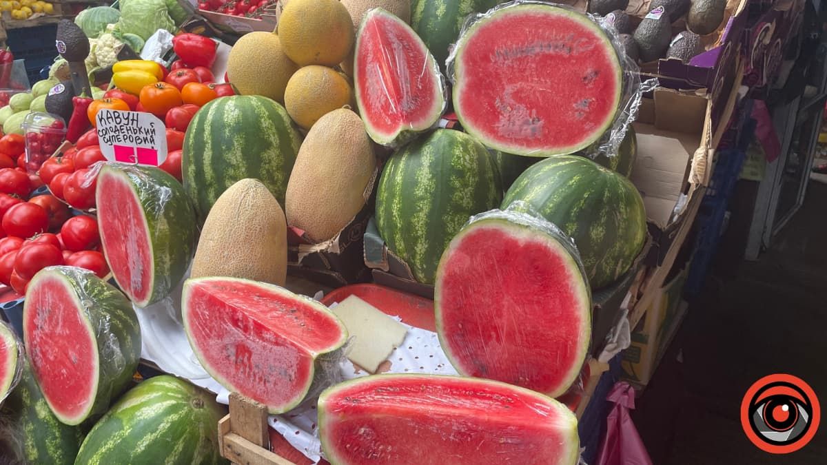 Скільки коштують перші кавуни та дині на ринку в Коломиї