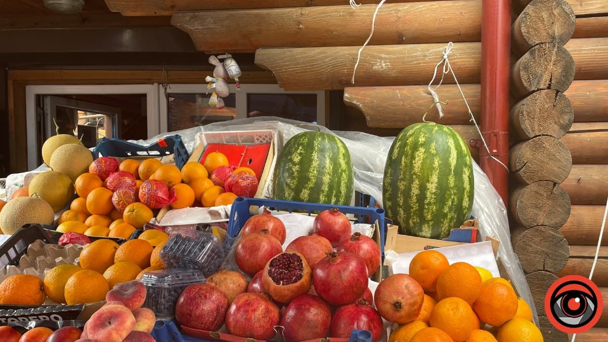 Скільки коштують перші кавуни та дині на ринку в Коломиї 1