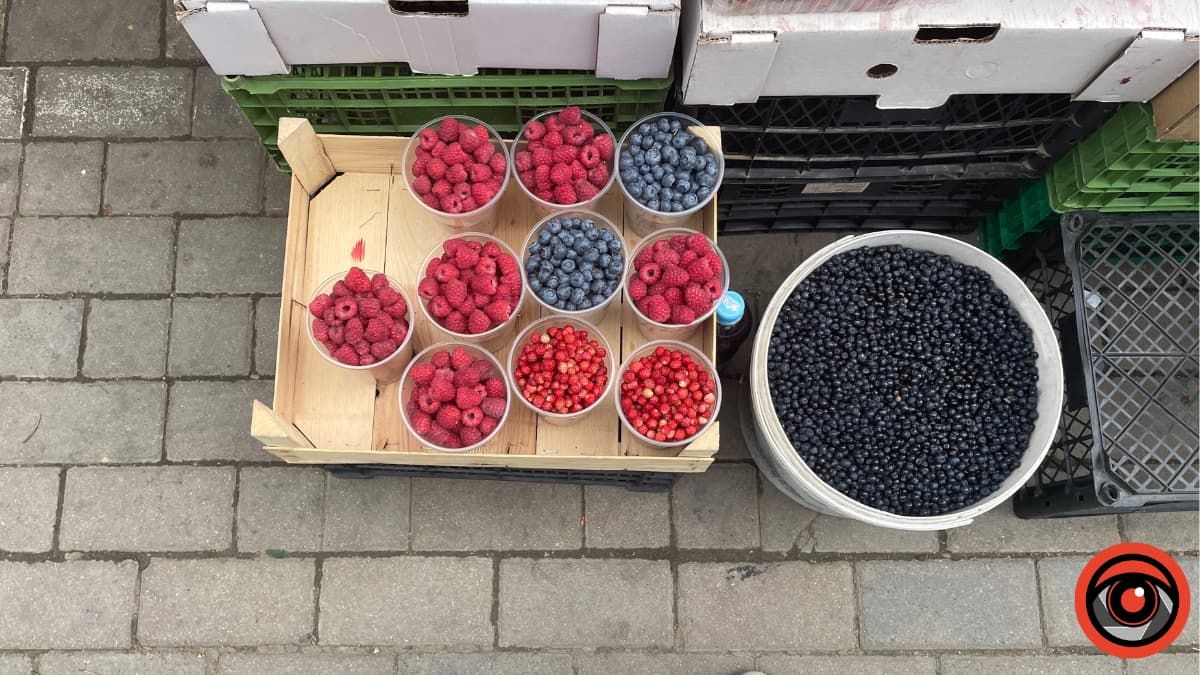 Солодкі, але дорогі: скільки коштують ягоди на ринку Коломиї 1