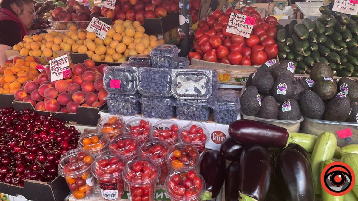 Солодкі, але дорогі: скільки коштують ягоди на ринку Коломиї