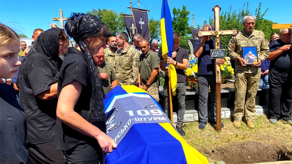 На Городенківщині в останню дорогу провели загиблого воїна Володимира Хруника 6